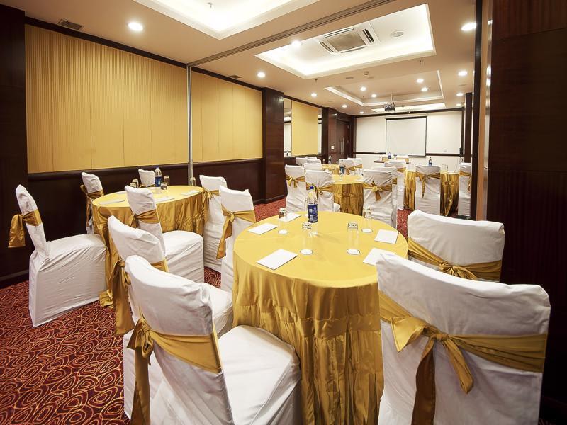 The Golden Plaza Hotel Панчкула Экстерьер фото