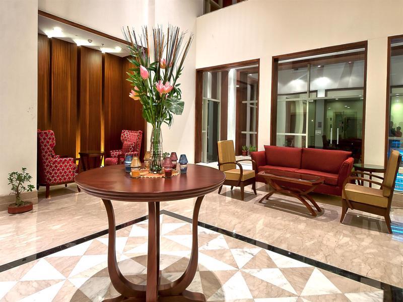 The Golden Plaza Hotel Панчкула Экстерьер фото